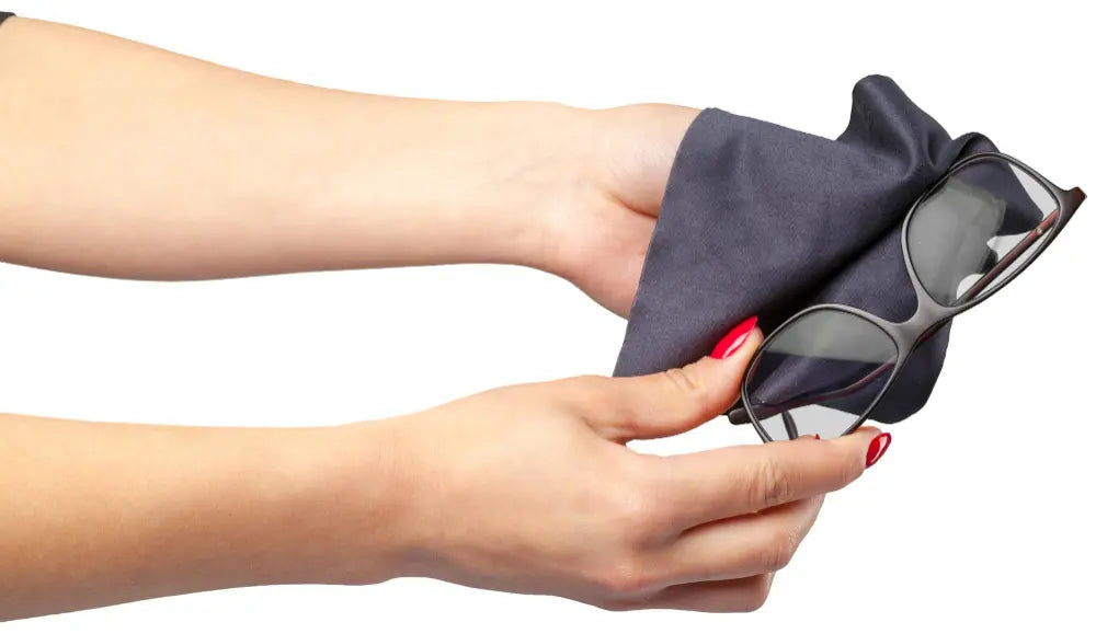 Come pulire gli occhiali da sole